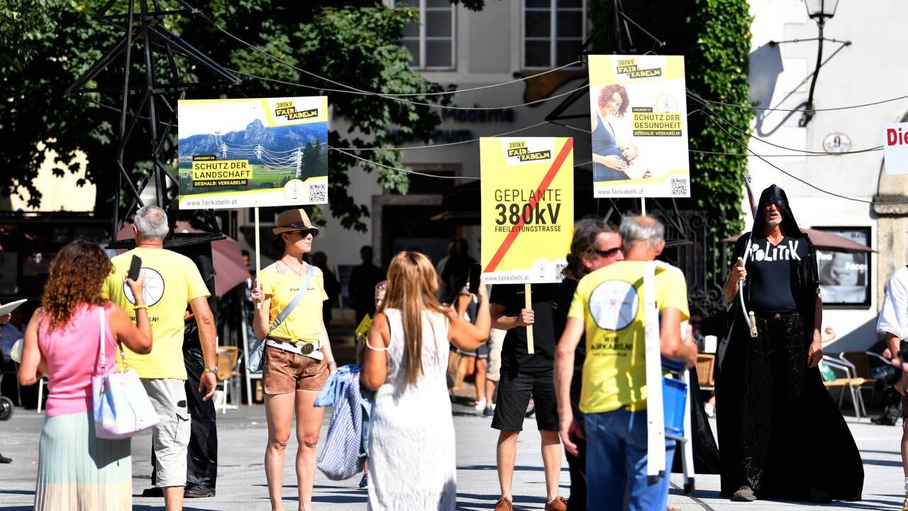 Kundgebung von 380kV-Leitungsgegner anlässlich der Eröffnung der Salzburger Festspiele. 