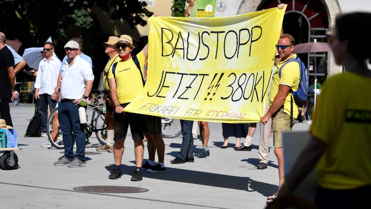 Kundgebung von 380kV-Leitungsgegner anlässlich der Eröffnung der Salzburger Festspiele. 