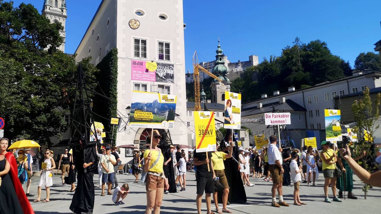 Kundgebung von 380kV-Leitungsgegner anlässlich der Eröffnung der Salzburger Festspiele. 