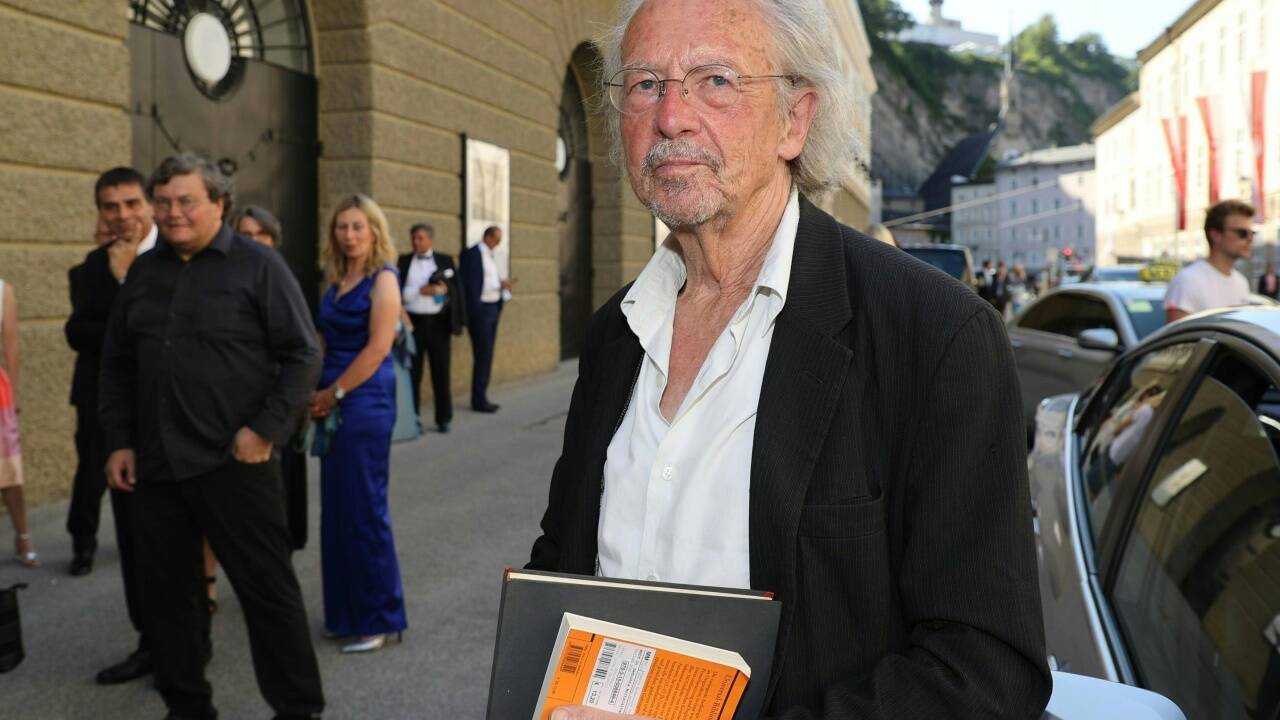 Schriftsteller Peter Handke vor der „Elektra-Eröffnungspremiere“. 