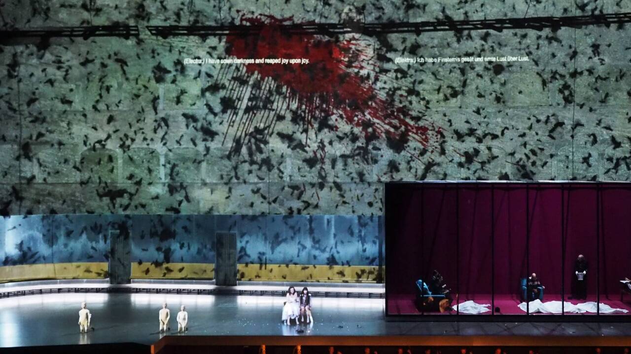 Asmik Grigorian (Chrysothemis) und Ausrine Stundyte (Elektra) in der Oper 'Elektra' von Richard Strauss, die am 1. August 2020, im Rahmen der Salzburger Festspiele in der Felsenreitschule Premiere hatte.  