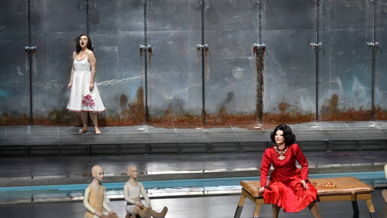 Ausrine Stundyte (Elektra) und Tanja Ariane Baumgartner (Klytämnestra) in der Oper 'Elektra' von Richard Strauss, die am 1. August 2020, im Rahmen der Salzburger Festspiele in der Felsenreitschule Premiere hatte. 
