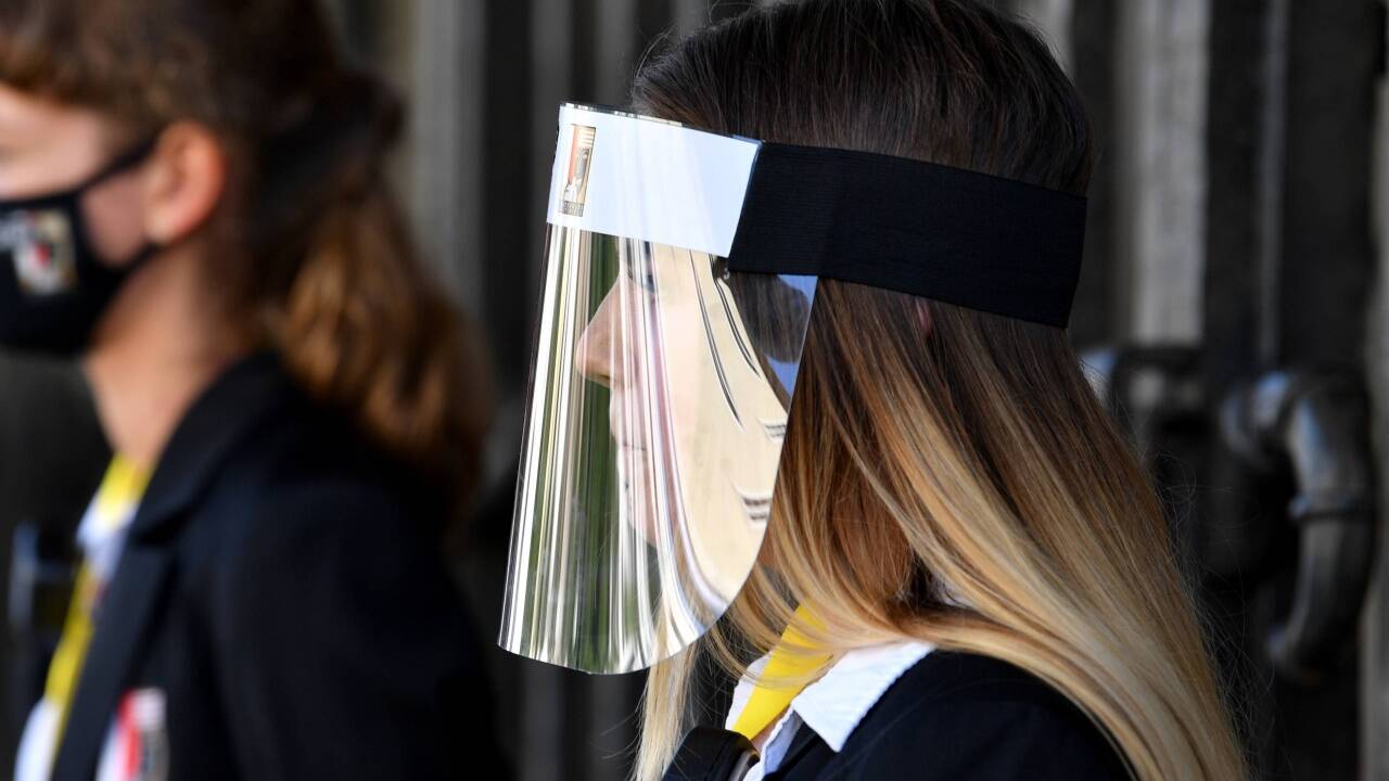 Mitarbeiterinnen der Salzburger Festspiele mit Schutzmaske und Schutzschild . 