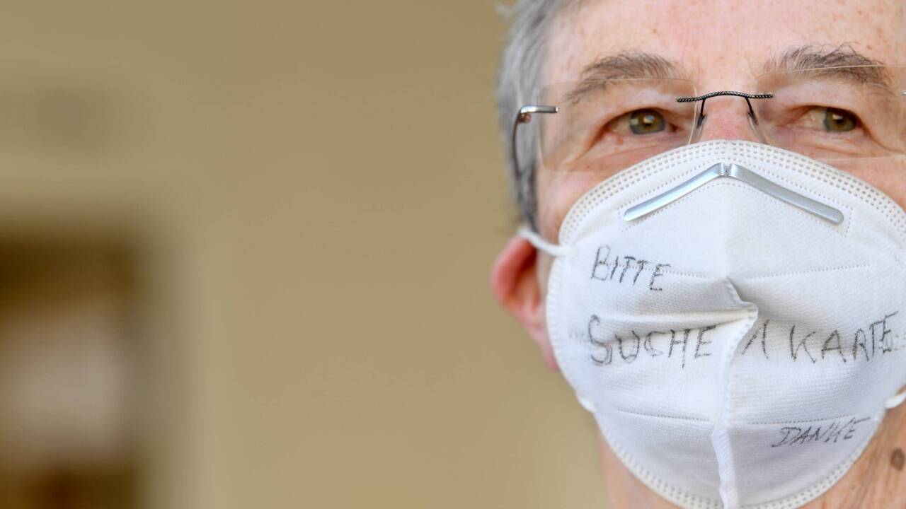 „Bitte suche Karte“: Eine Maske mit Botschaft. 