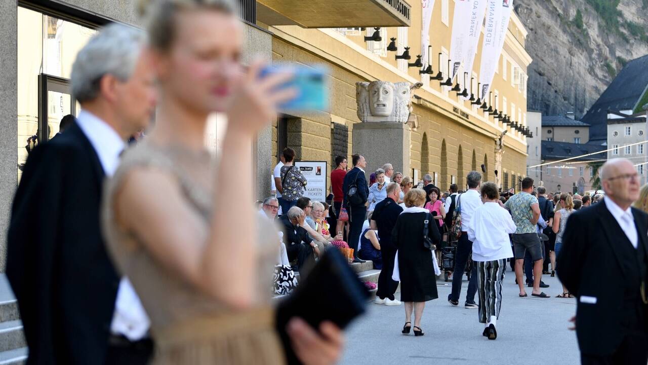 Auch das ist heuer wie immer: Premierenbesucher und Zaungäuste in der Hofstallgasse. 