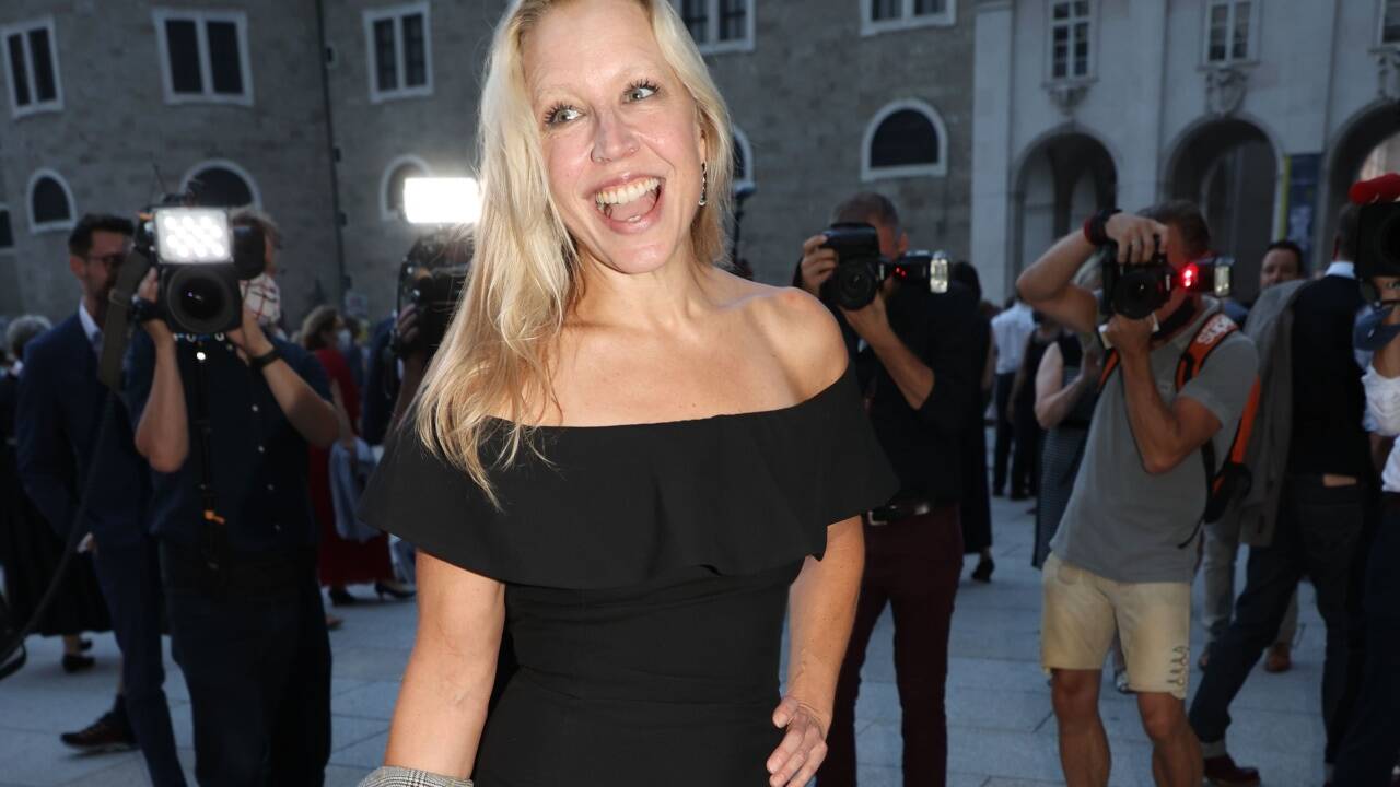 Nina Proll kam zur „Jedermann“-Premiere: Schließlich stehen Ehemann und Schwager auf der Bühne. 