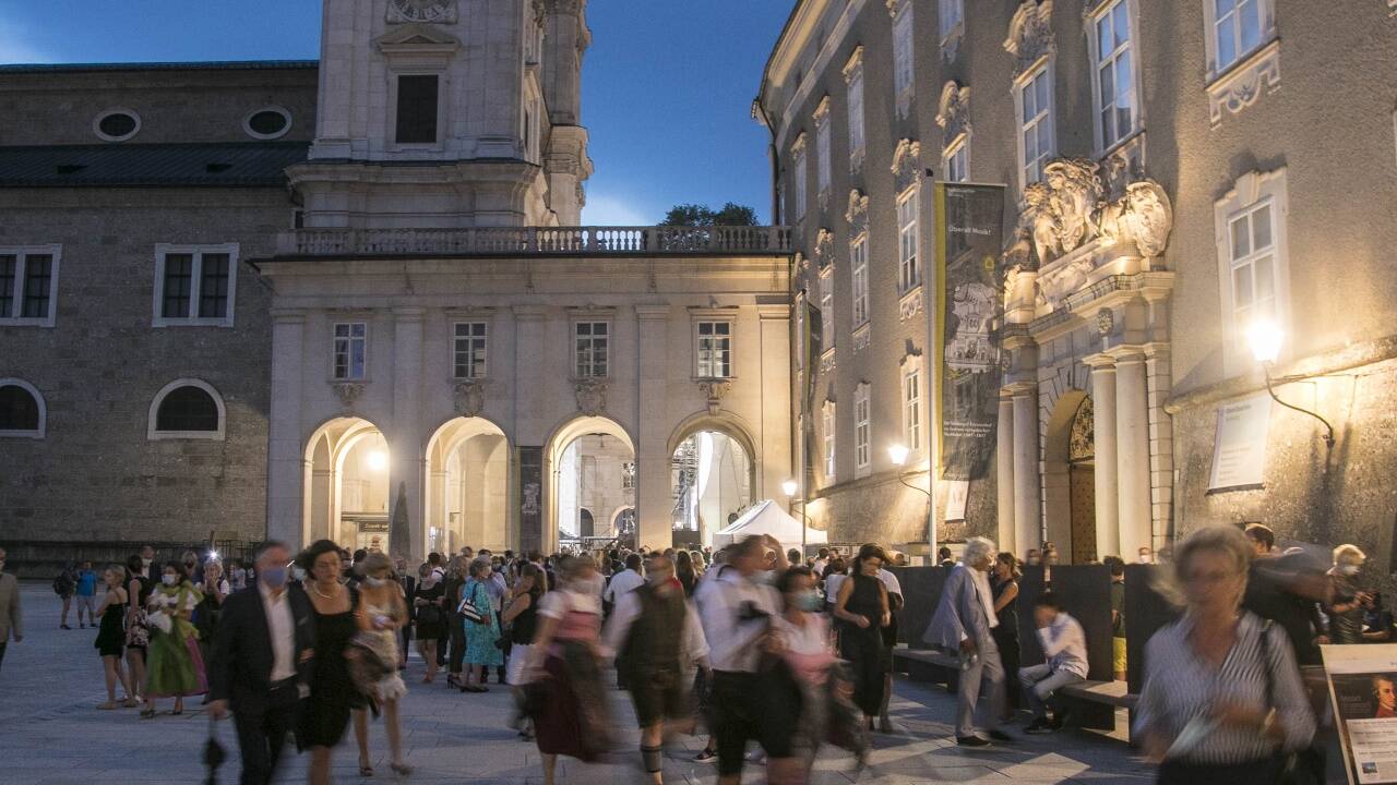 Der Abend begann mild. Pünktlich zum eigentlichen Beginn vertrieb ein Gewitter die Gäste vom Domplatz. 
