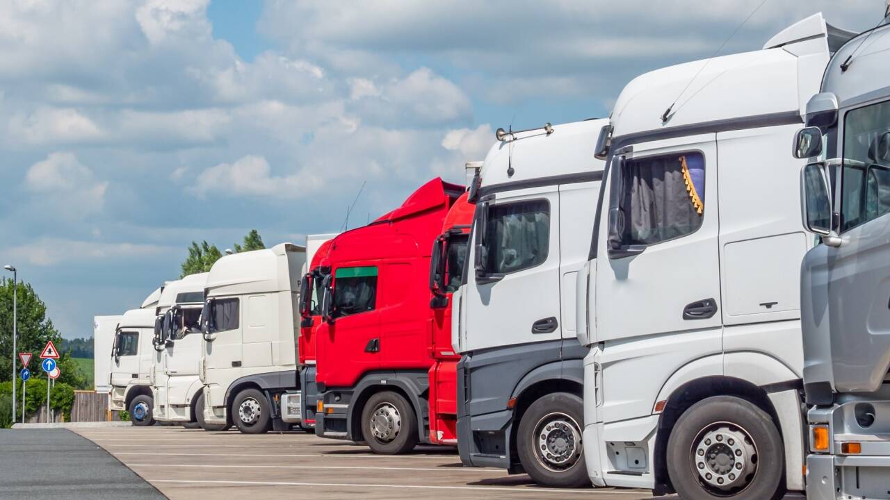 Lkw-Fahrer haben ein Mal pro Woche durchgehend 45 Stunden Pause. Die EU verbietet das Übernachten in der Fahrerkabine. Lkw-Fahrer haben ein Mal pro Woche durchgehend 45 Stunden Pause. Die EU verbietet das Übernachten in der Fahrerkabine.