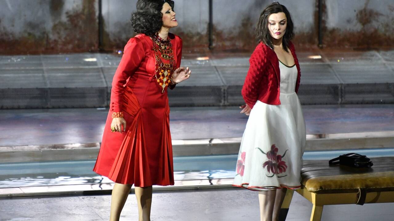 Tanja Ariane Baumgartner (Klytämnestra) und Ausrine Stundyte (Elektra). 