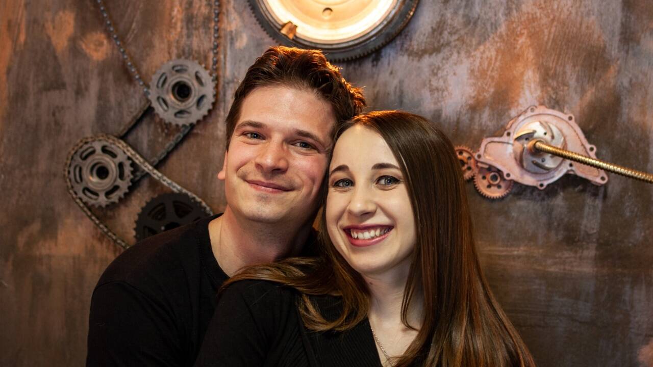 Zsolt Takács (34) und Gabriela Zemek (28) betreiben den Escape Room in Mondsee.  