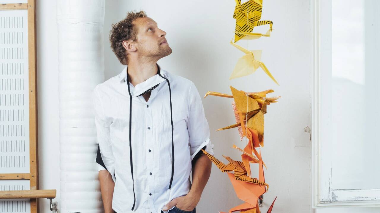 Regisseur Sybrand van der Werf inszeniert das Jugendstück „1000 Kraniche“ bei den Salzburger Festspielen. 