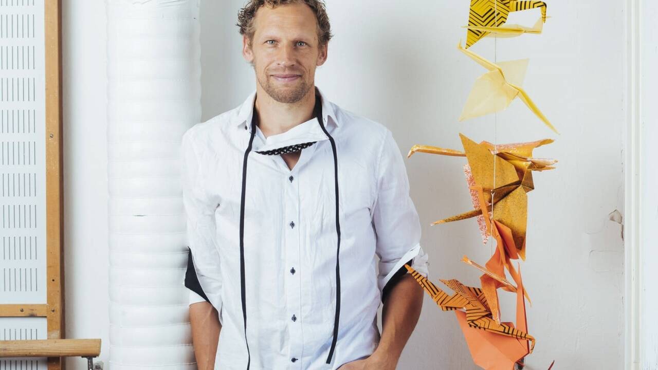 Regisseur Sybrand van der Werf inszeniert das Jugendstück „1000 Kraniche“ bei den Salzburger Festspielen. 