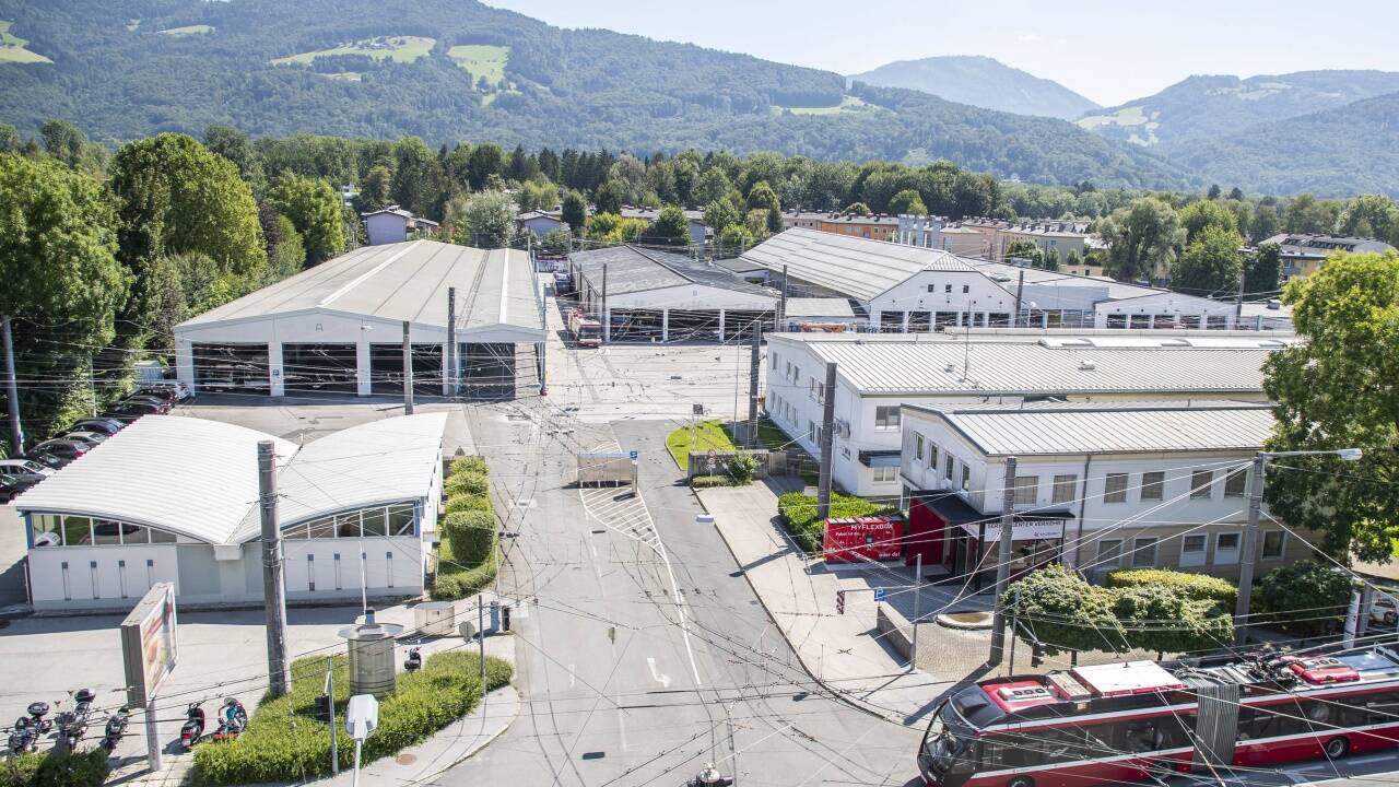 Das Land lässt prüfen, wie die Remise in der Alpenstraße mit Wohnungen überbaut werden kann. Das Land lässt prüfen, wie die Remise in der Alpenstraße mit Wohnungen überbaut werden kann.