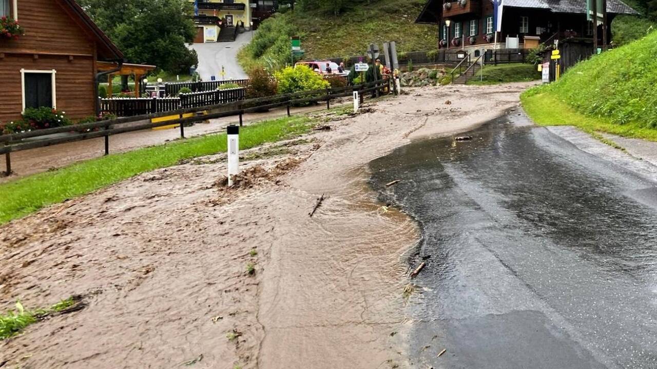 Die Situation in der Steiermark bei Krieglach am Alpl am Montag, 3. August 2020, wo nach starken Regenfällen ein Bach an mehreren Stellen über die Ufer getreten war. 