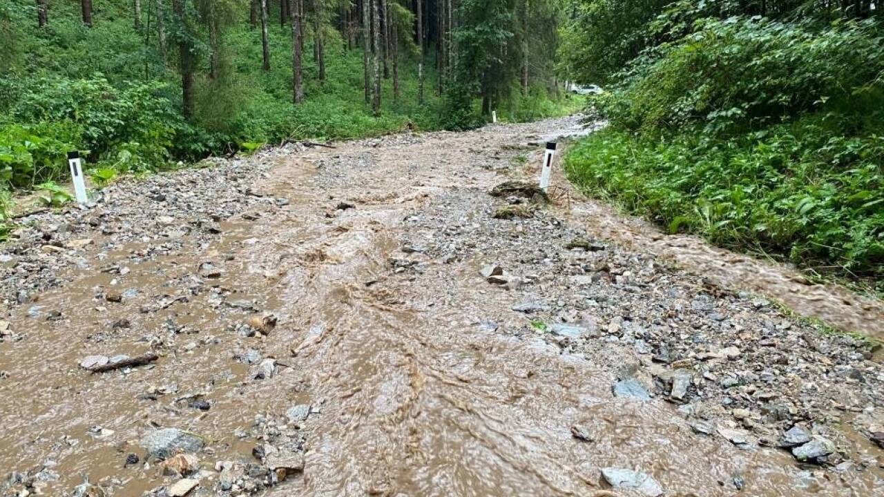 Die Situation in der Steiermark bei Krieglach am Alpl am Montag, 3. August 2020, wo nach starken Regenfällen ein Bach an mehreren Stellen über die Ufer getreten war. 
