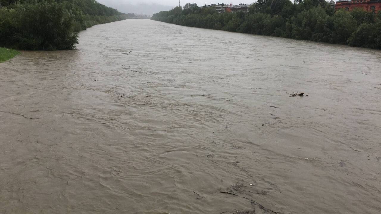 Am Dienstagvormittag erreichte die Salzach bei der Karolinenbrücke im Nonntal (Bild) die Alarmgrenze von 4,80 Metern.  