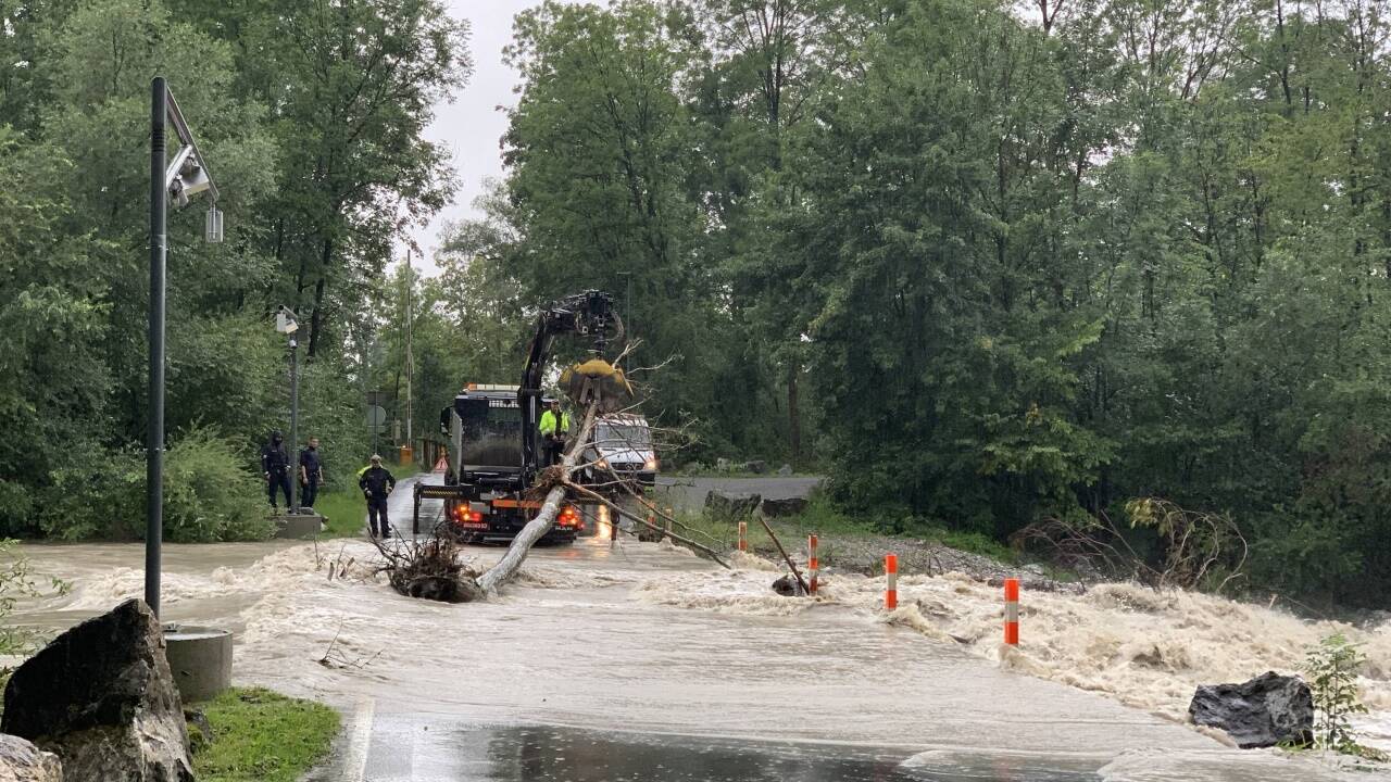 Hochwasser in Vorarlberg – hier die Sperre der Furt über der Dornbirner Ache in Dornbirn-Rohrbach. 
