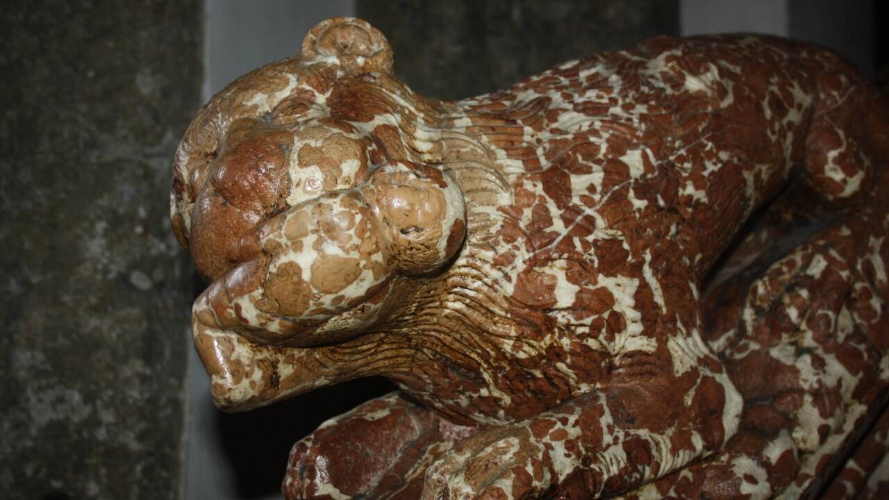 Der verwendete Adneter Marmor, ein sogeannter Scheck, wirkt durch seine Einsprenkelungen sehr lebendig.  