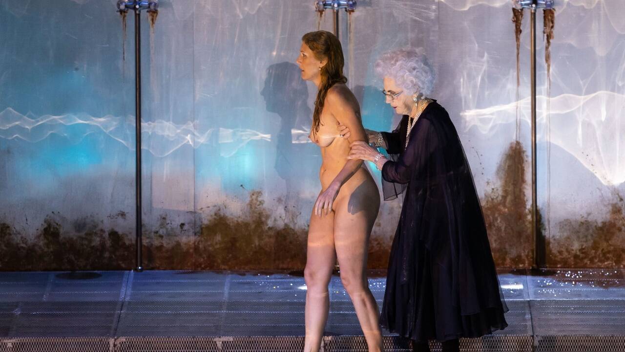 Szene aus „Elektra“: Marianne Lehner begleitet Elisabeth Lidwina Weninger über die Bühne.  