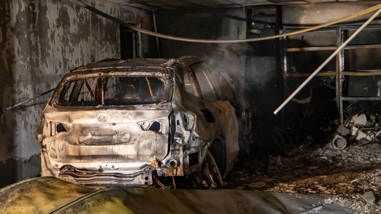 Ein BMW X-3 Hybrid brannte am Mittwochabend in Gneis komplett aus. 