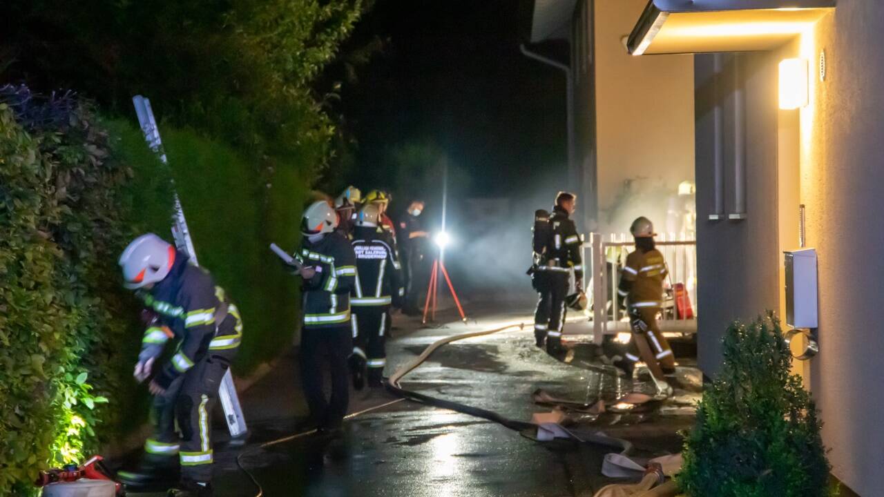 Ein BMW X-3 Hybrid brannte am Mittwochabend in Gneis komplett aus. 