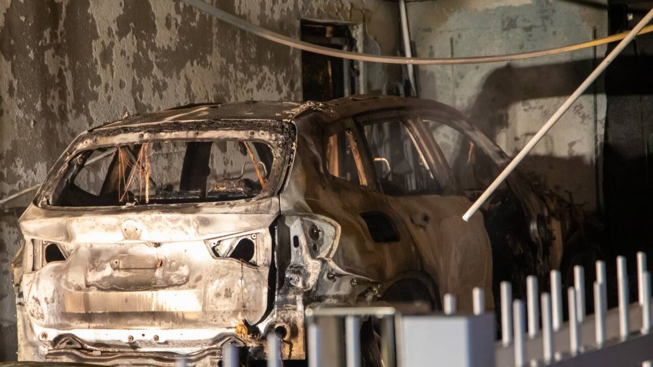 Ein BMW X-3 Hybrid brannte am Mittwochabend in Gneis komplett aus. 