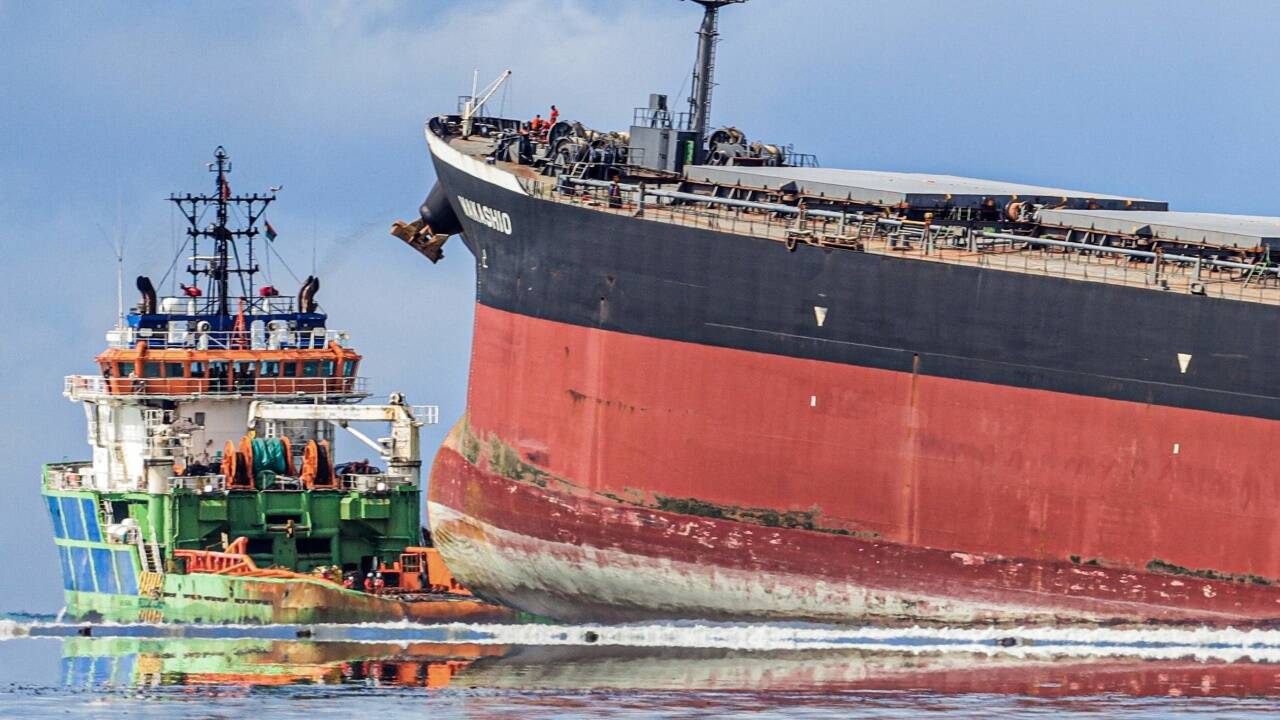 In einem Wettlauf gegen die Zeit versuchen Behörden und Helfer auf Mauritius nach dem Schiffsunglück vor zwei Wochen die Ölkatastrophe abzumildern.  