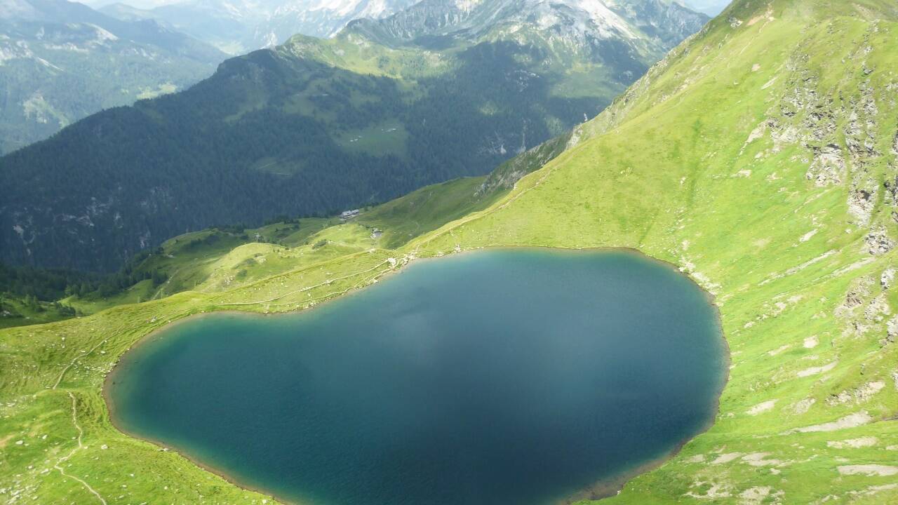 Der Twenger Almsee mit der Gollitschspitze rechts im Bild. 