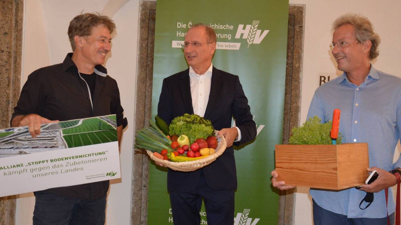 „Jahrhundert-Jedermann„ Tobias Moretti, Hagelversicherungs-Vorstandschef Kurt Weinberger und Stardirigent Franz Welster-Möst wollen gemeinsam gegen den zügellosen Verbrauch von Grund und Boden vorgehen.  