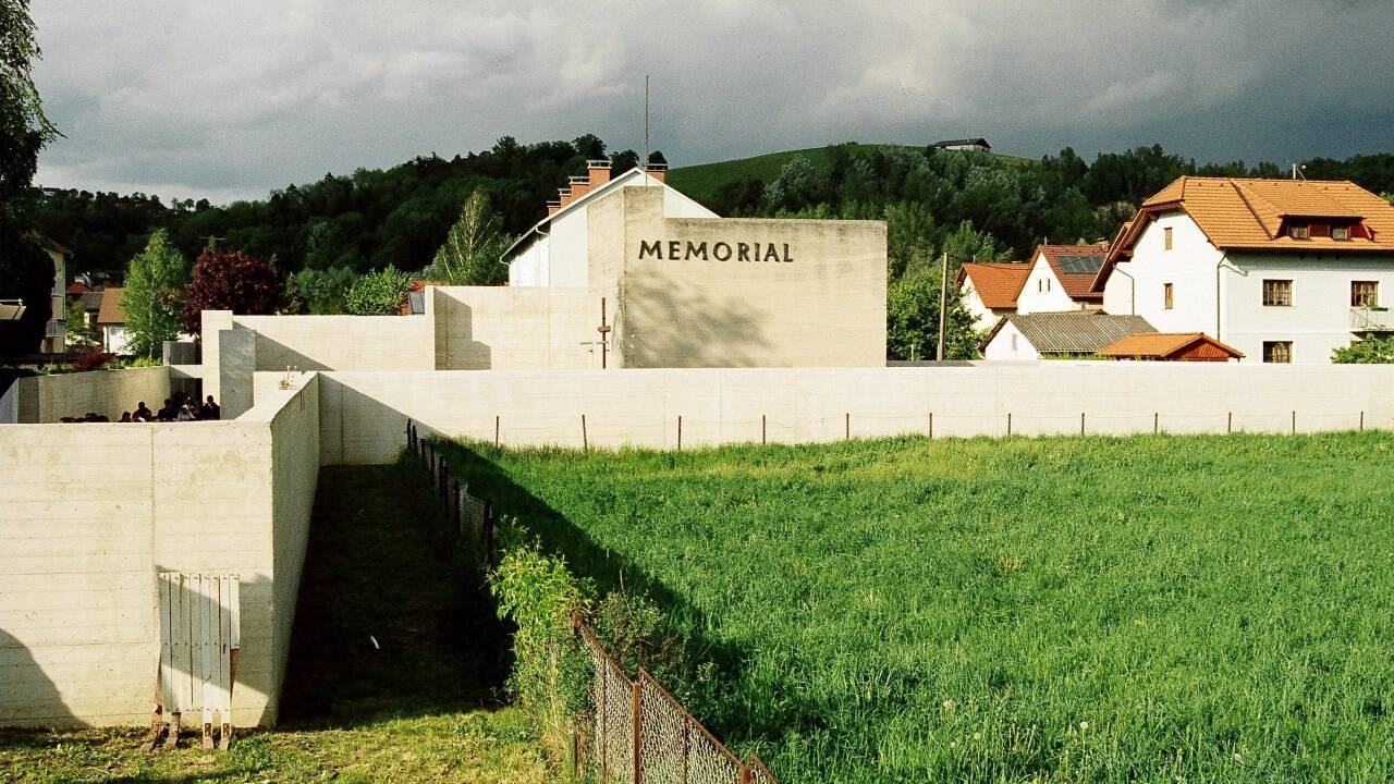 Das Memorial steht mitten in einer Wohnsiedlung: Sie wurde nach 1955 um die noch stehenden Krematoriumsöfen des ehemaligen KZ Gusen gebaut. In den 1960er Jahren ließen Überlebende die Gedenkstätte im Bild bauen. 2020 will die österreichische Regierung historische Überreste ankaufen. 