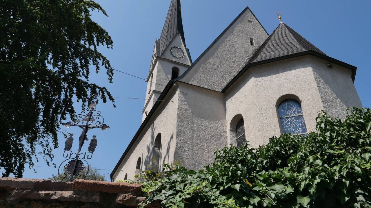 Blick auf die Maxglaner Kirche mit der alten „Kleinen Kirche“. 