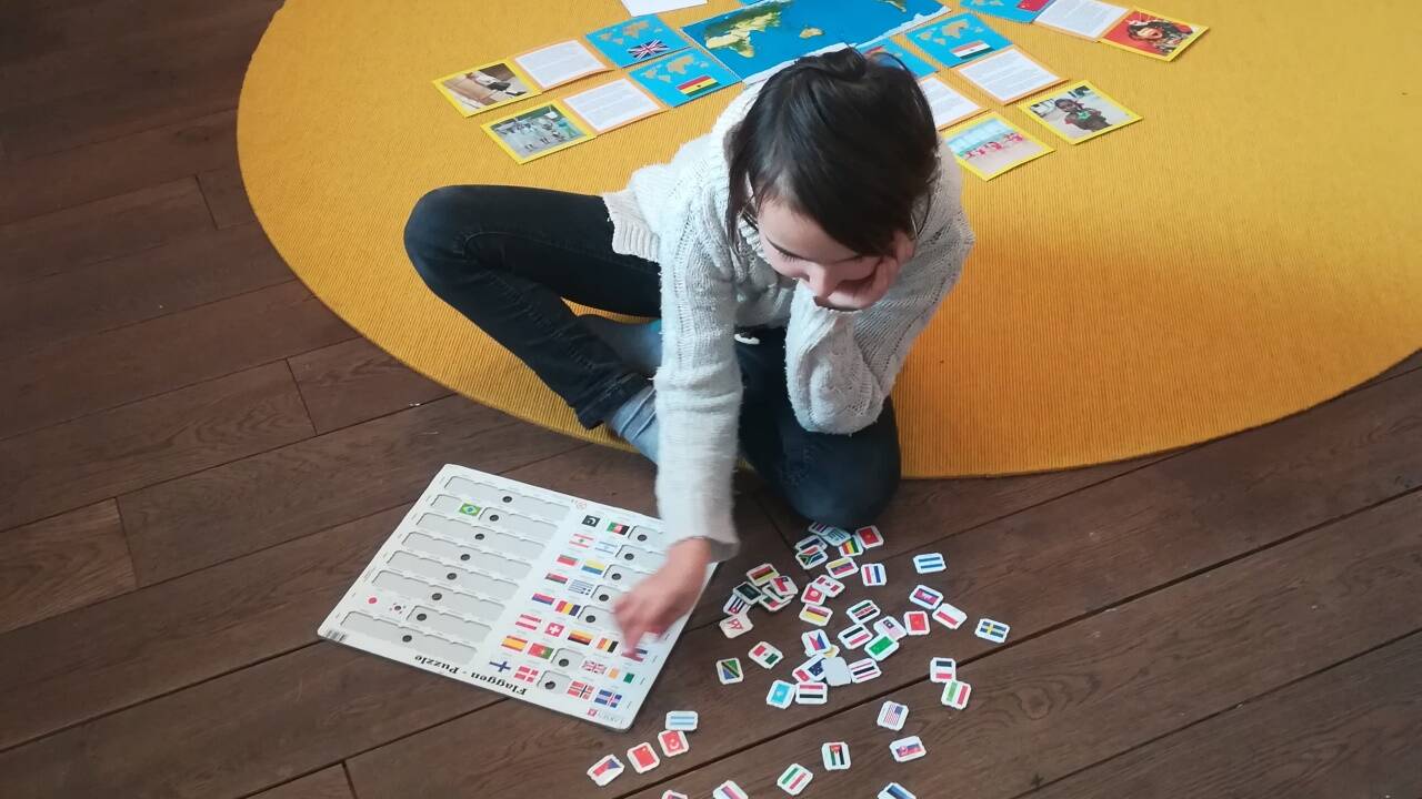 Die Kinder lernen in Gruppen oder allein. 