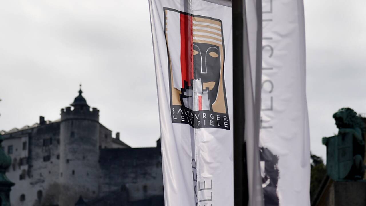 Fahne mit dem Logo der Salzburger Festspiele. 