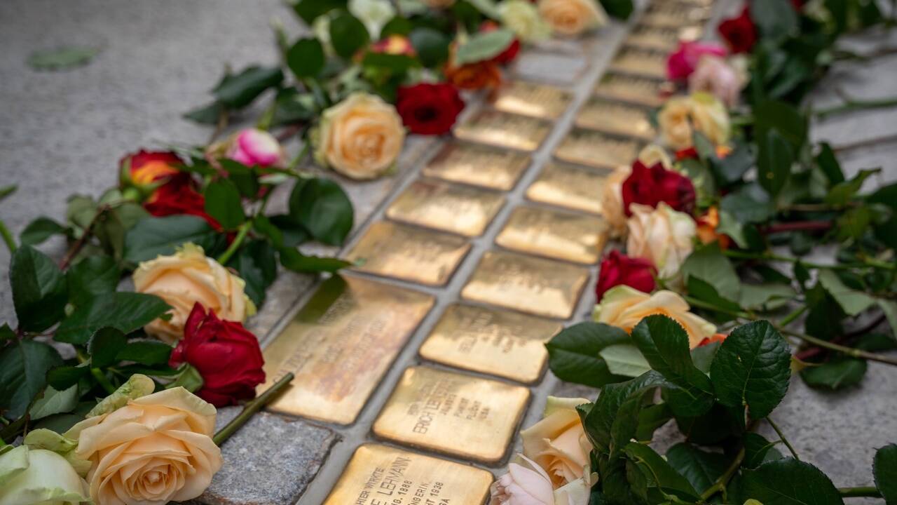  Gedenkstunde zur Verlegung von 28 Stolpersteinen vorm Haus für Mozart auf dem Max-Reinhardt-Platz für Opfer der nationalsozialistischen Diktatur 
