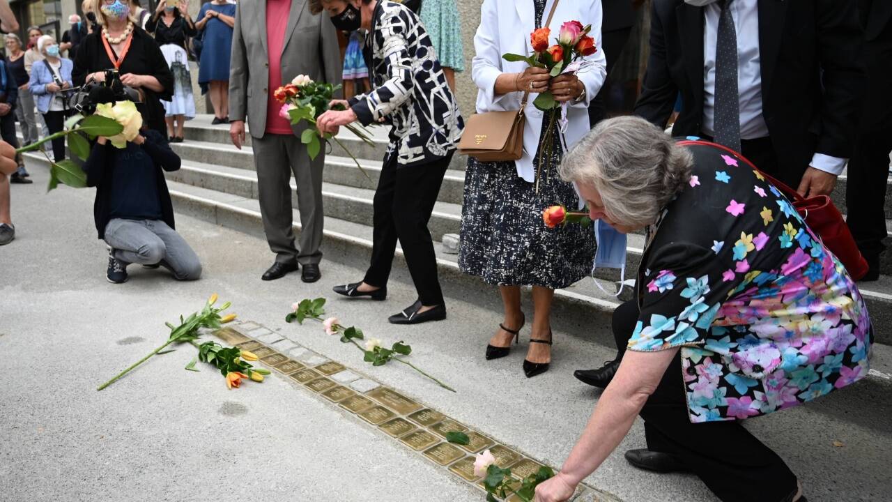  Gedenkstunde zur Verlegung von 28 Stolpersteinen vorm Haus für Mozart auf dem Max-Reinhardt-Platz für Opfer der nationalsozialistischen Diktatur 