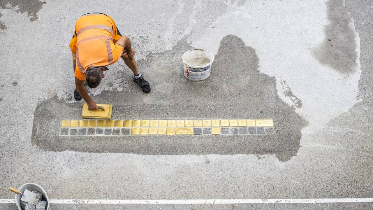  Gedenkstunde zur Verlegung von 28 Stolpersteinen vorm Haus für Mozart auf dem Max-Reinhardt-Platz für Opfer der nationalsozialistischen Diktatur 