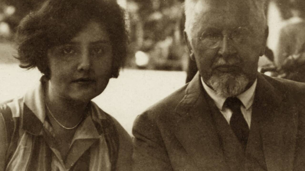 Alma Rosé mit ihrem Vater Arnold Rosé  
