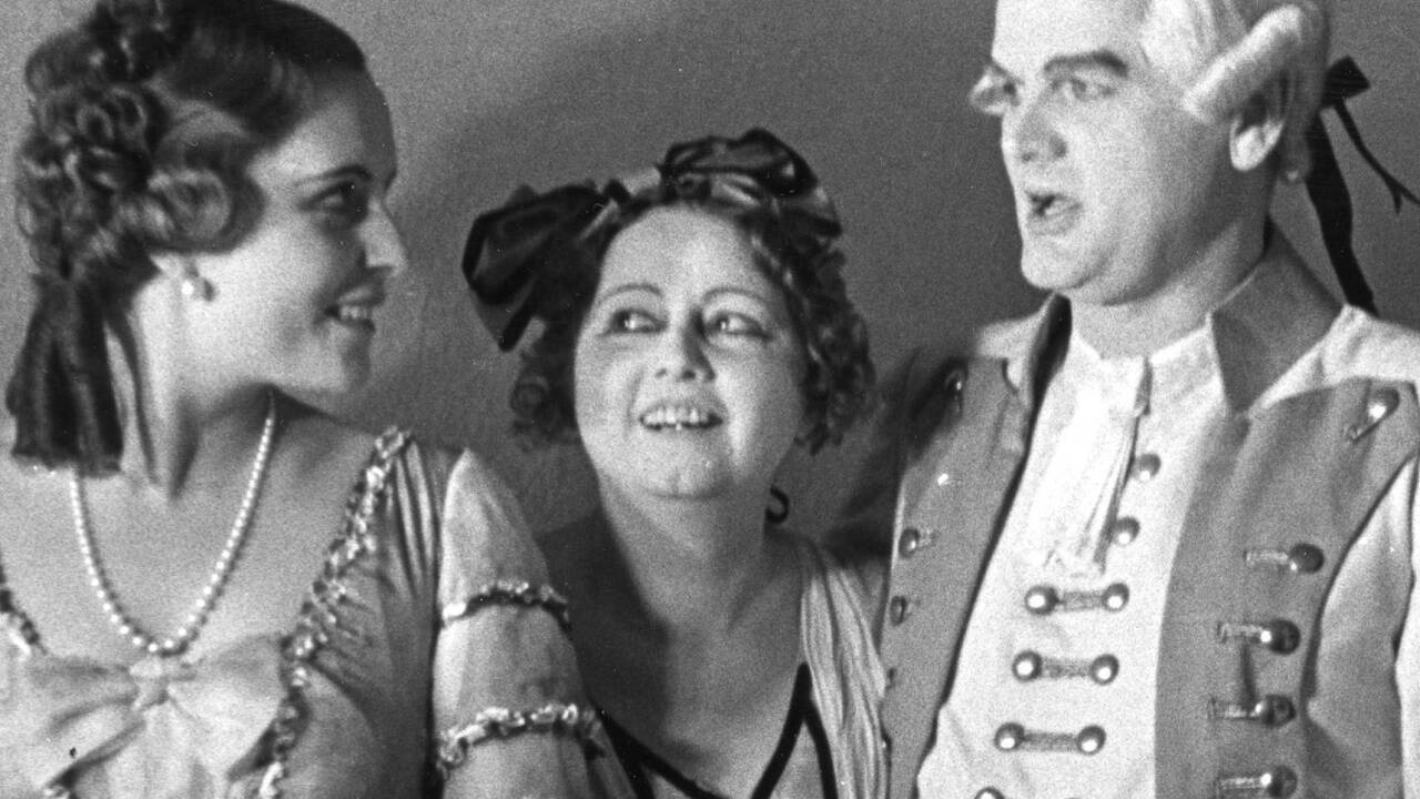 Elisabeth Schumann als Despina (Mitte) neben Jarmila Novotná und Alfred Jerger, „Così fan tutte“, Salzburger Festspiele 1936. 