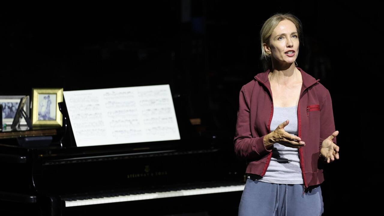 Ursina Lardi spielt in „Everywoman“ bei den Salzburger Festspielen. Erste Bilder aus der Fotoprobe in der Szene Salzburg.  