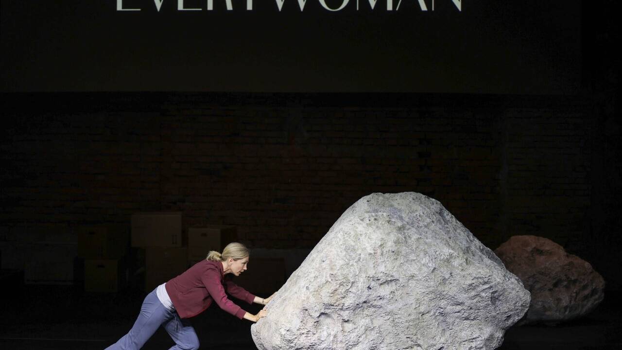 Ursina Lardi spielt in „Everywoman“ bei den Salzburger Festspielen. Erste Bilder aus der Fotoprobe in der Szene Salzburg.  