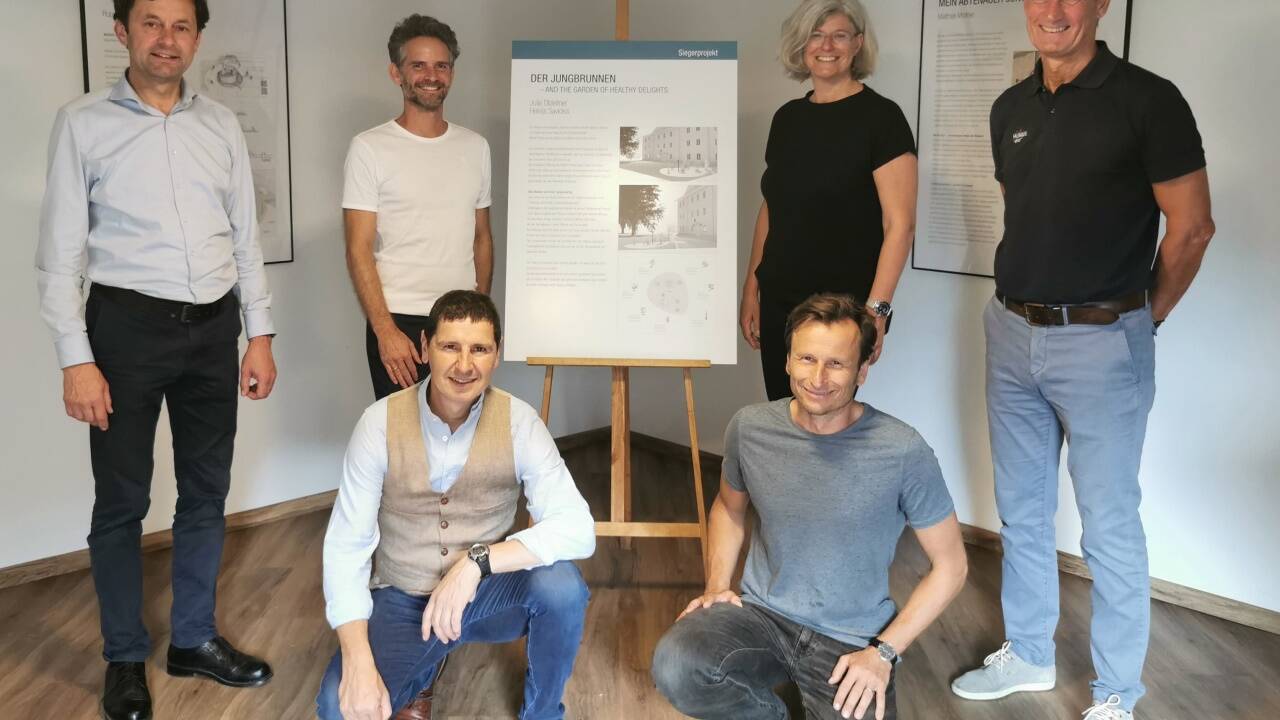 Ausstellung aller Wettbewerbseinreichungen (v. l. stehend) Bgm. Johann Schnitzhofer, Christian Struber (Projektleiter), Christina Tscherteu (Kunst am Bau), Franz Pölzleitner (Gästeservice Tennengau), v. l. sitzend: Gerhard Wageneder (TVB Obmann), Erich Gruber (Juryvorsitz)<br> 