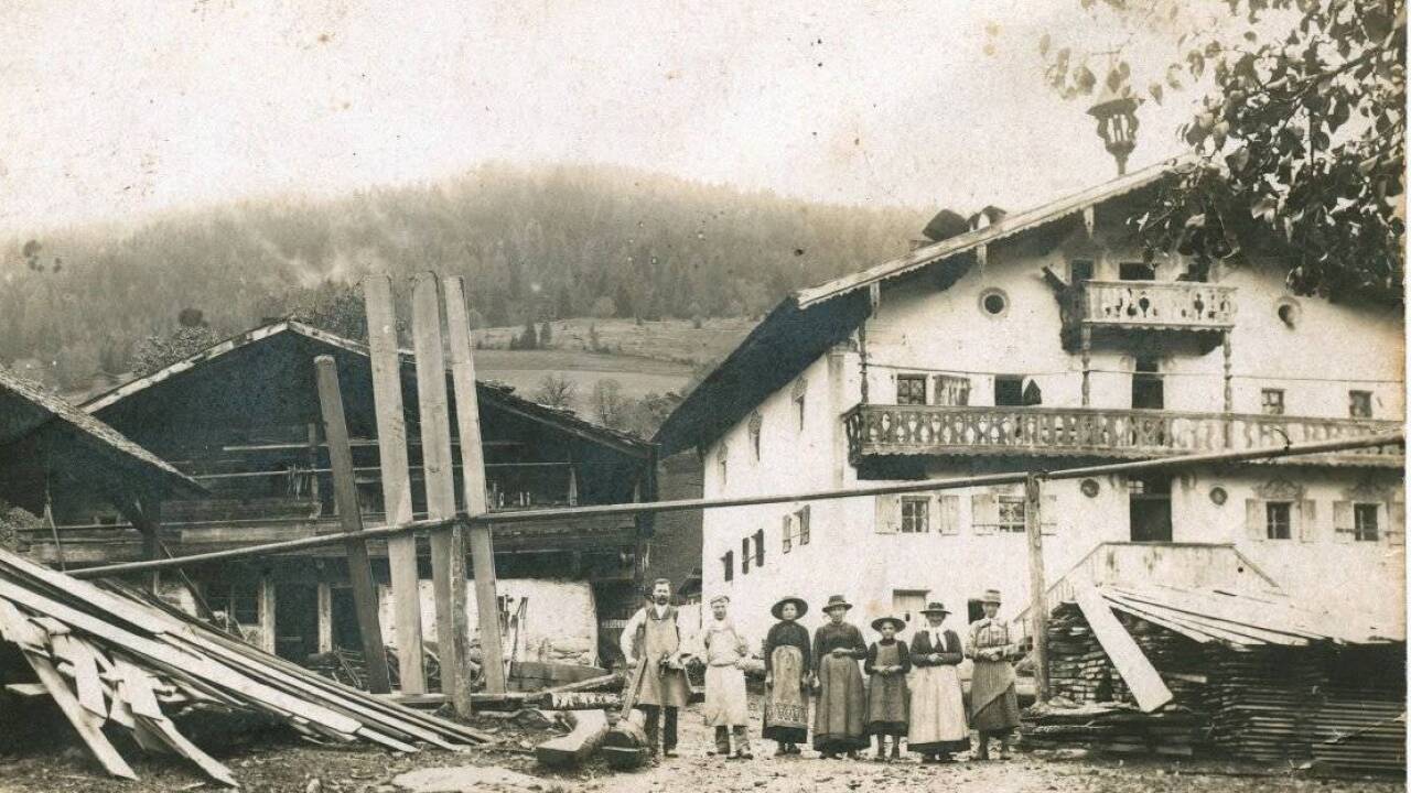 Das Schlosserbauerngut in Niedernsill, wo Schranz seinen Obstgarten anlegte. Das Bild stammt von 1924. Das Schlosserbauerngut in Niedernsill, wo Schranz seinen Obstgarten anlegte. Das Bild stammt von 1924.