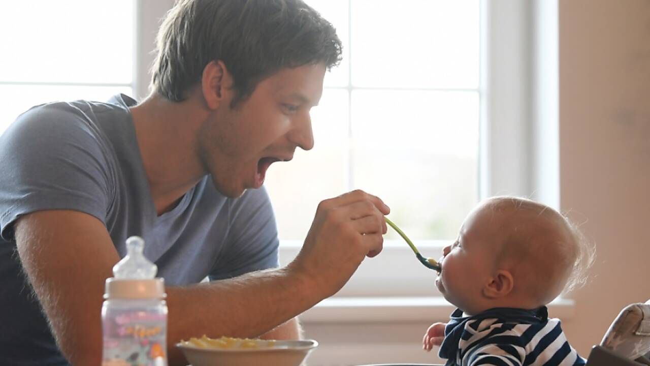 Nur 4,5 Prozent Prozent der Kinderbetreuungszeit übernehmen Väter in Österreich.  Nur 4,5 Prozent Prozent der Kinderbetreuungszeit übernehmen Väter in Österreich.