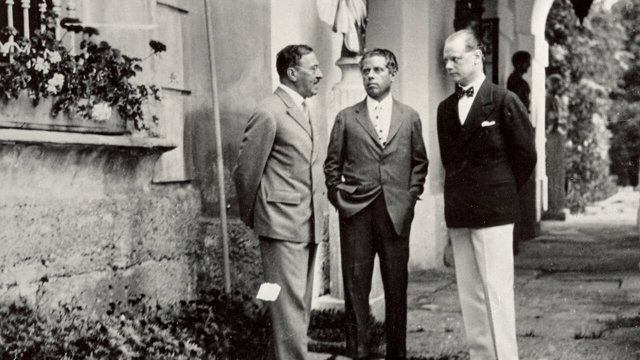 Hugo von Hofmannsthal, Max Reinhardt und Einar Nilson im Jahr 1920 vor Schloss Leopoldskron. Hugo von Hofmannsthal, Max Reinhardt und Einar Nilson im Jahr 1920 vor Schloss Leopoldskron.