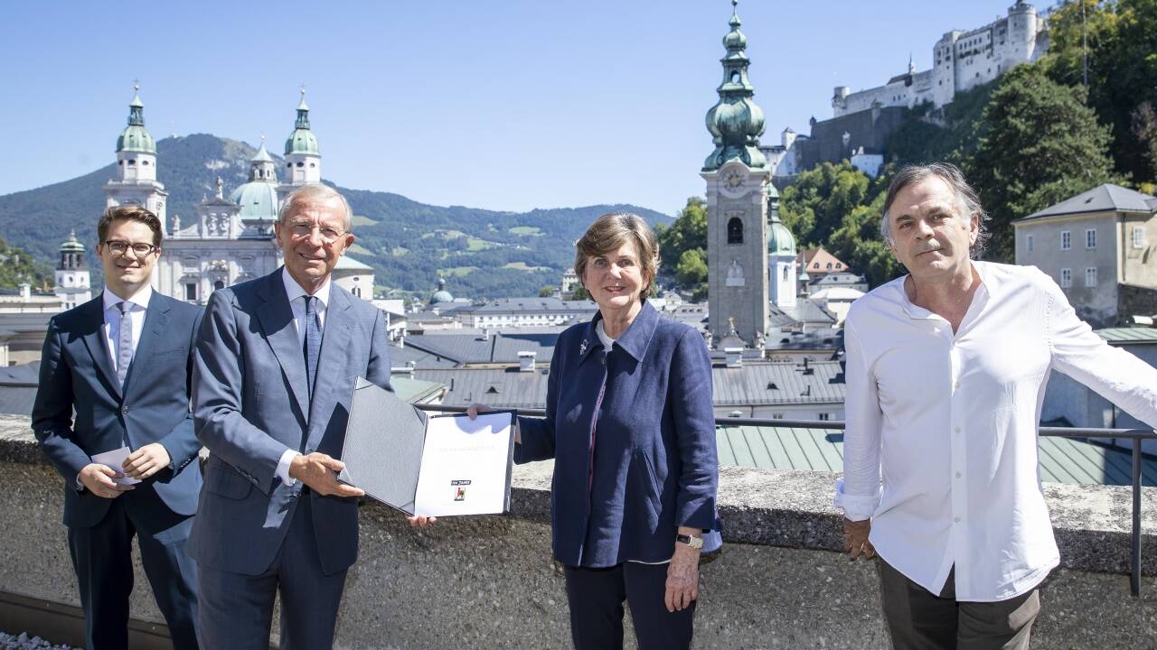 „Wir sehen uns der europäischen Kultur verpflichtet“, sagt Landeshauptmann Wilfried Haslauer (Mitte) – neben dem Direktorium aus Lukas Crepaz (links), Helga-Rabl-Stadler und Markus Hinterhäuser. „Wir sehen uns der europäischen Kultur verpflichtet“, sagt Landeshauptmann Wilfried Haslauer (Mitte) – neben dem Direktorium aus Lukas Crepaz (links), Helga-Rabl-Stadler und Markus Hinterhäuser.