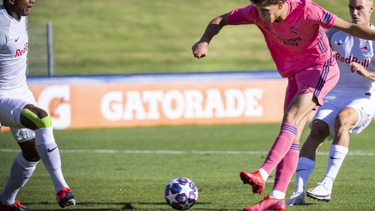 Juan Latasa setzt sich beim 1:0 gegen Bryan Okoh durch. 