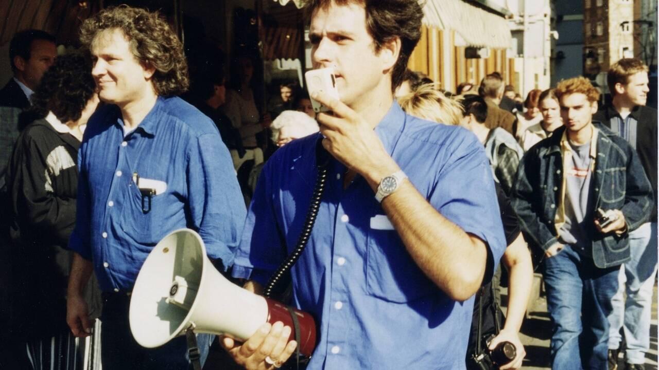Immer im Getümmel: Christoph Schlingensief bei einer seiner Demo-Spaziergänge in Graz 1998. Immer im Getümmel: Christoph Schlingensief bei einer seiner Demo-Spaziergänge in Graz 1998.
