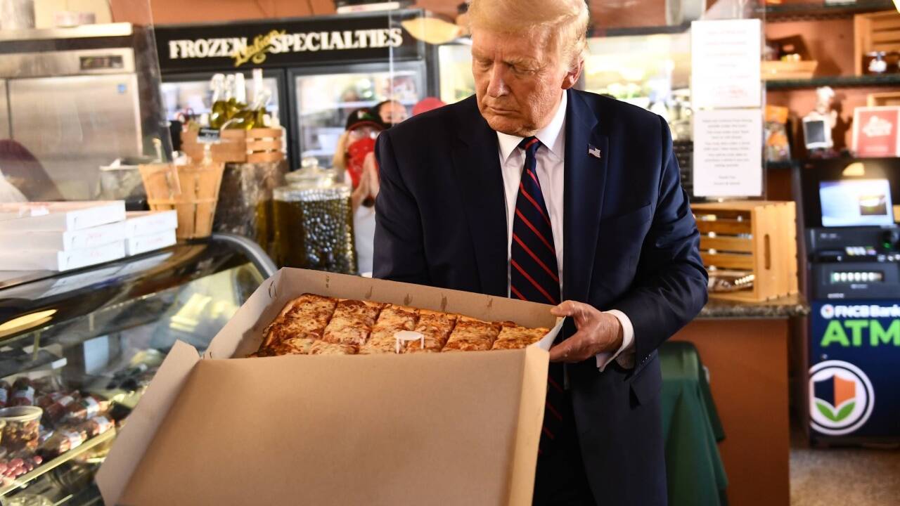 Nach einem Auftritt in Pennsylvania verspürte Donald Trump Heißhunger auf eine Pizza und legte einen außerplanmäßigen Halt ein. Nach einem Auftritt in Pennsylvania verspürte Donald Trump Heißhunger auf eine Pizza und legte einen außerplanmäßigen Halt ein.