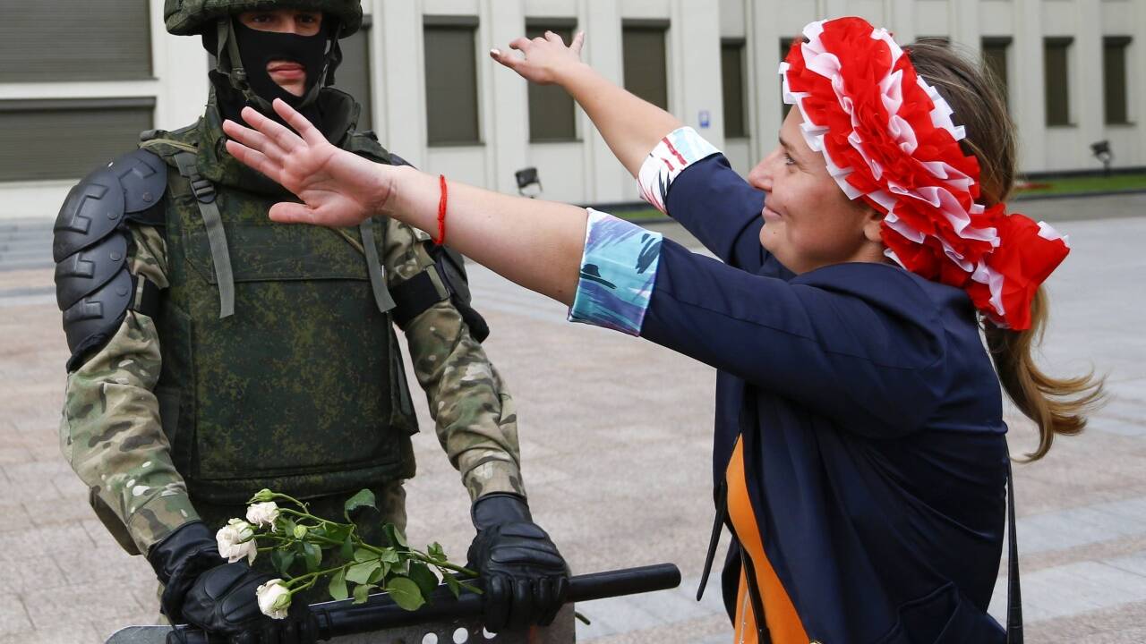 Eine Frau geht auf einen Soldaten zu, um ihn zu umarmen. Wird er zuschlagen, wenn der Befehl kommt? 