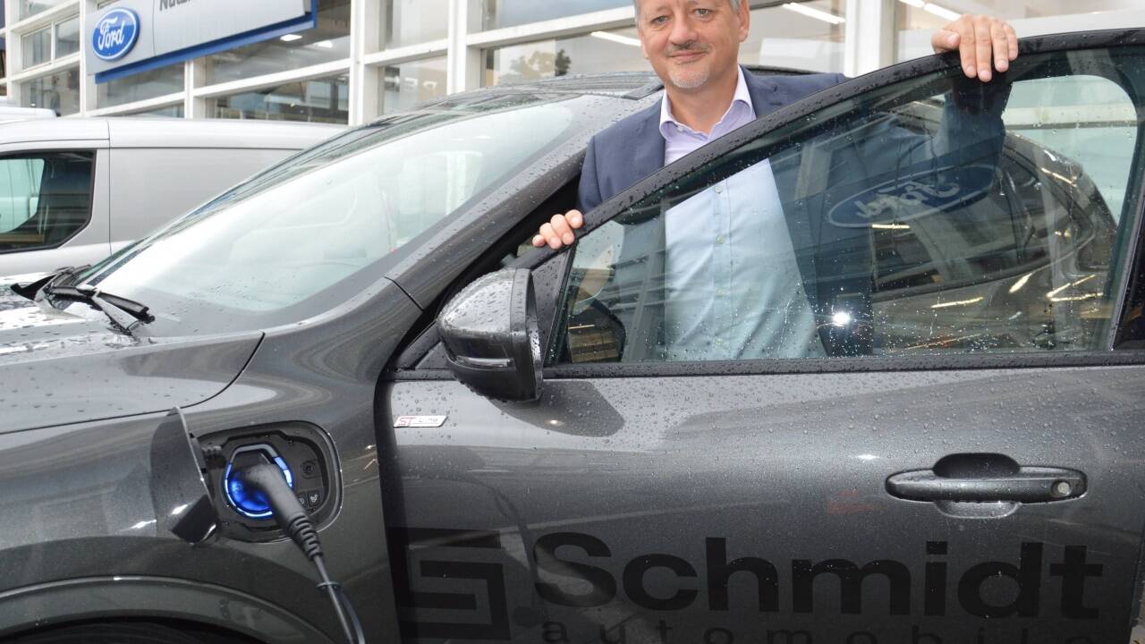 Josef Nußbaumer – hier mit einem Ford KUGA Hybrid – freut sich, dass der Verkauf von Hybrid-Pkw trotz der Covid-Krise boomt. Josef Nußbaumer – hier mit einem Ford KUGA Hybrid – freut sich, dass der Verkauf von Hybrid-Pkw trotz der Covid-Krise boomt.